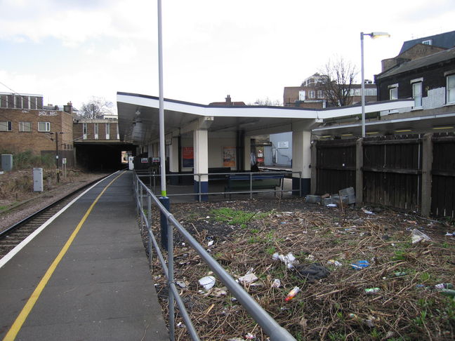 Highbury and
Islington site platform looking east