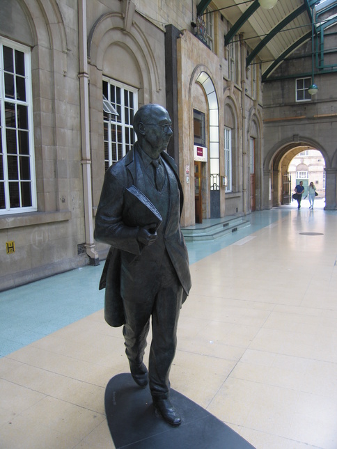 Hull statue of Philip Larkin