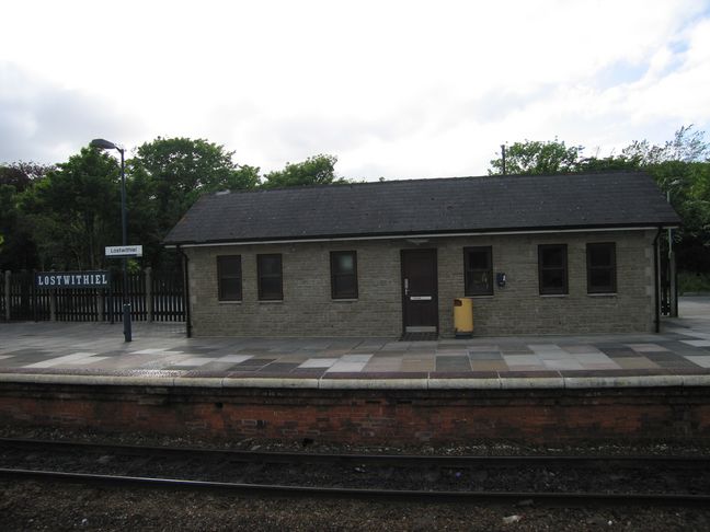 Lostwithiel platform 1
building