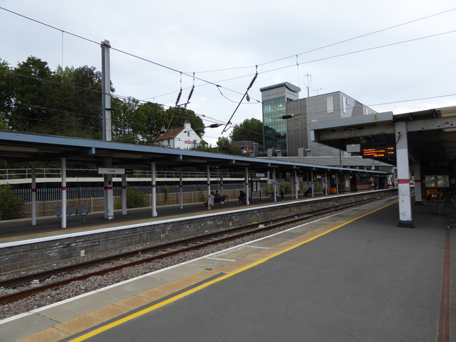 Luton platforms 1 and 2 seen from platforms 3 and 4
