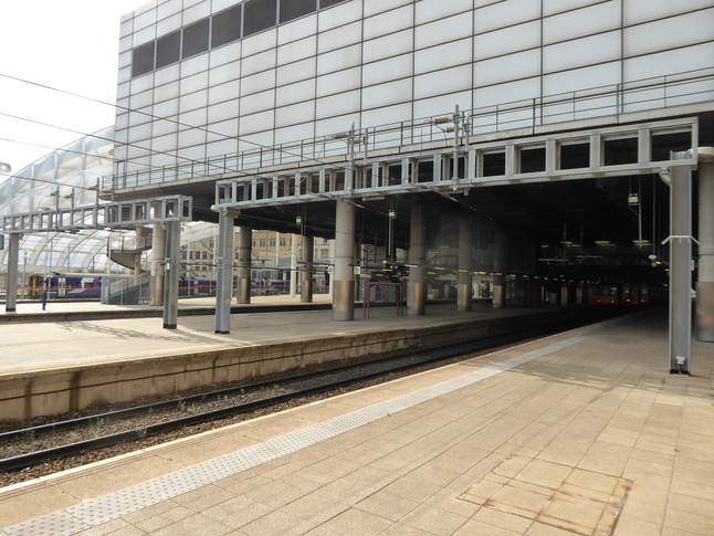 Manchester Victoria through platforms
