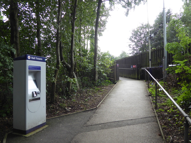 Mills Hill platform 2 entrance