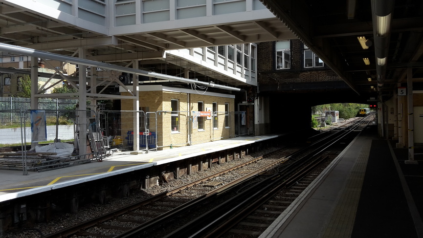 New Cross Gate platform 5 looking
south