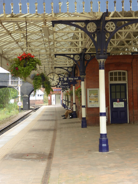 Poulton-le-Fylde
platform 1 under canopy