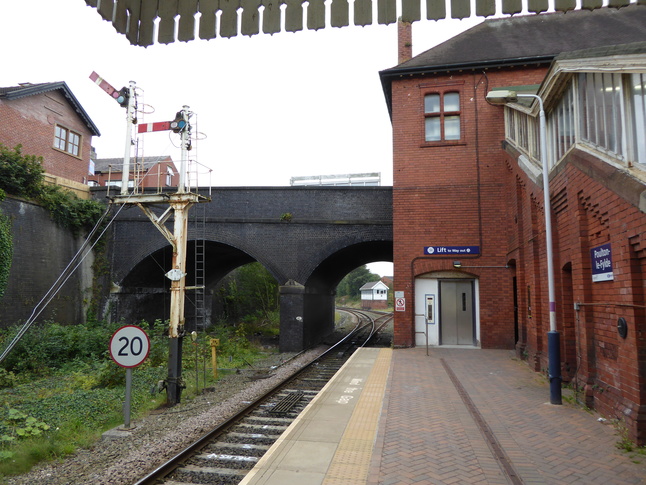 Poulton-le-Fylde platform 1
looking west