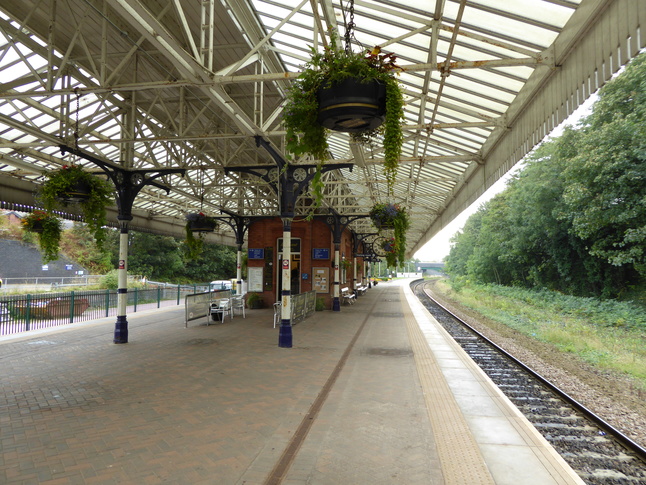 Poulton-le-Fylde platforms
looking east