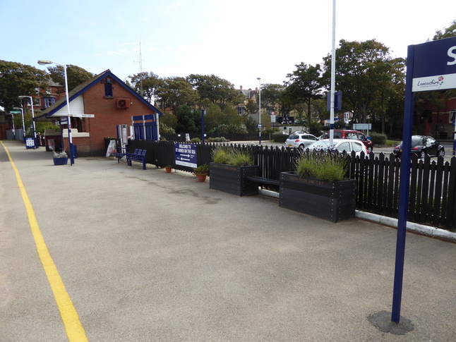 St Annes-on-the-Sea platform
looking south