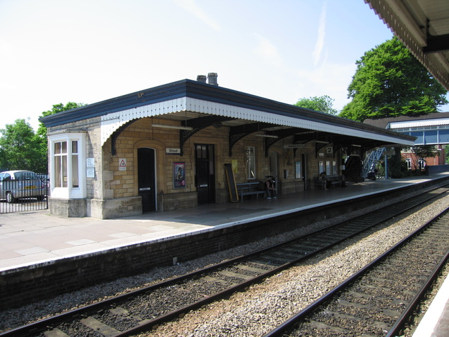 Stroud platform 2 seen from platform
1