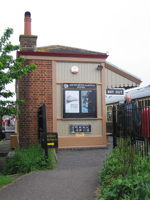 Totnes Littlehempston
entrance