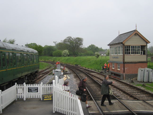 Totnes Littlehempston
signalbox and level crossing