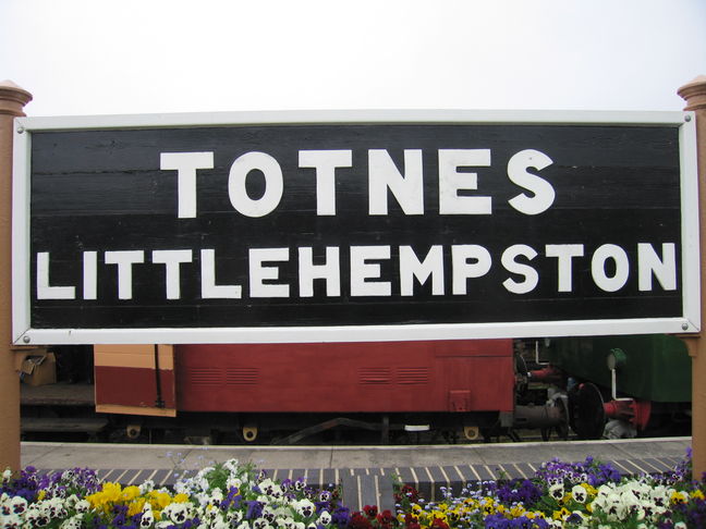 Totnes Littlehempston
sign