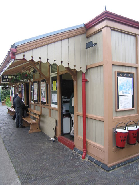 Totnes Littlehempston
ticket building