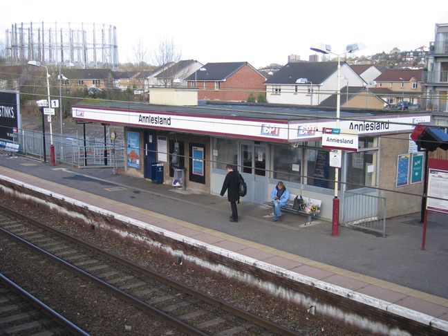 Anniesland platform 1
building front