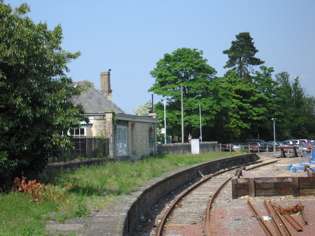 Kemble disused platform showing
building