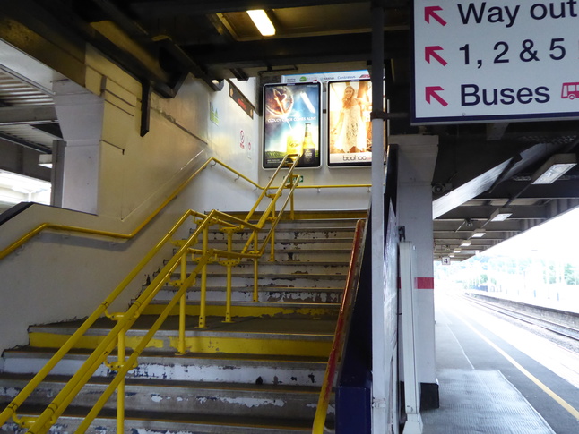 Luton platforms 3 and 4 steps