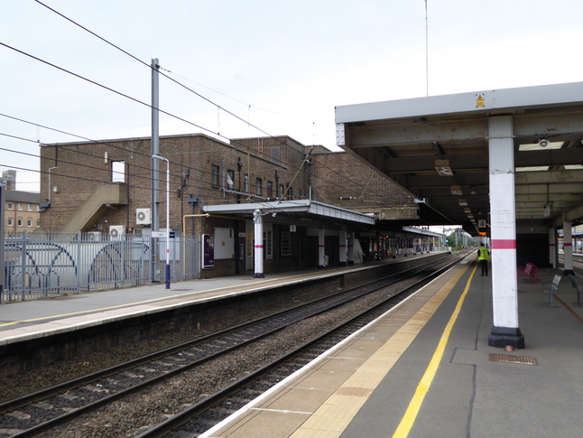 Luton platforms 4 and 5 looking west