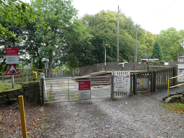 Chapel-en-le-Frith level crossing on the platform 2 side