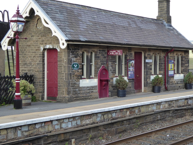 Garsdale platform 2 building