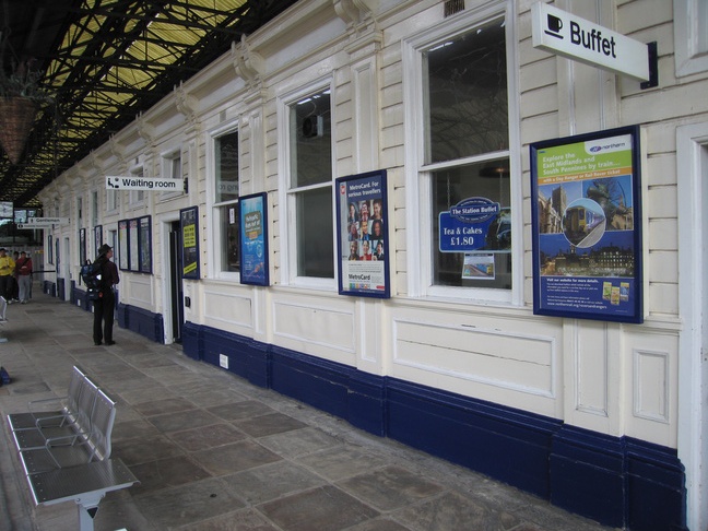 Huddersfield platform 4
building
