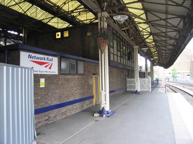 Huddersfield platform 8 signalbox