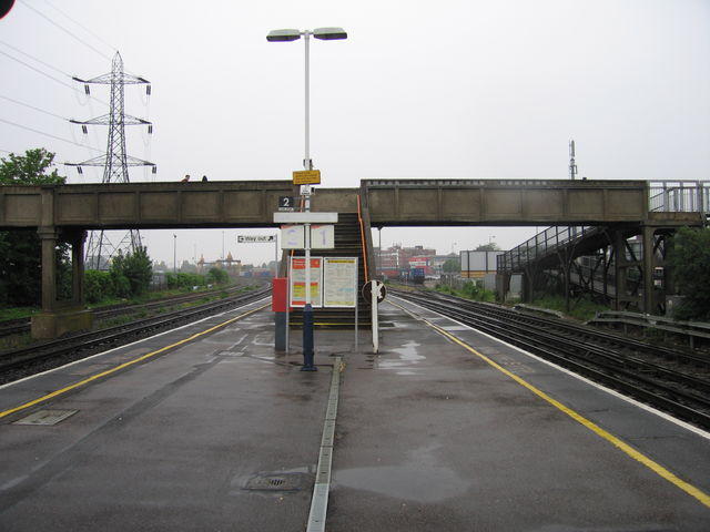 Millbrook Hants platforms 1 and
2, looking west